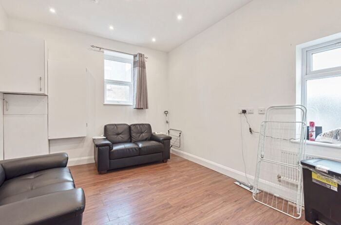 3 Bedroom Flat To Rent In The Cut, London, SE1