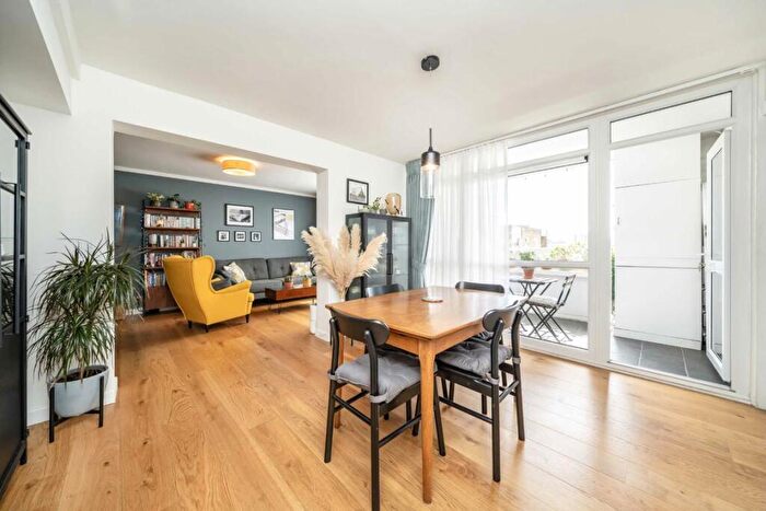2 Bedroom Flat For Sale In Brondesbury Road, London, NW6