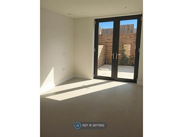 2 Bedroom Flat To Rent In Cobalt Place, London, SW11