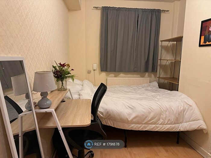 3 Bedroom Flat To Rent In Grasmere, London, NW1