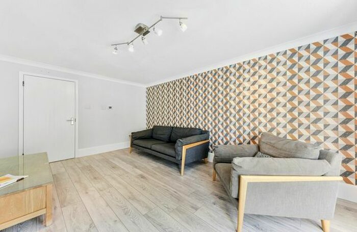 2 Bedroom Flat To Rent In Tintern Close, South Wimbledon, London, Wimbledon, SW19