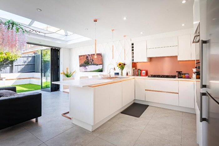 3 Bedroom Semi Detached House For Sale In Lambourn Drive, Luton, LU2