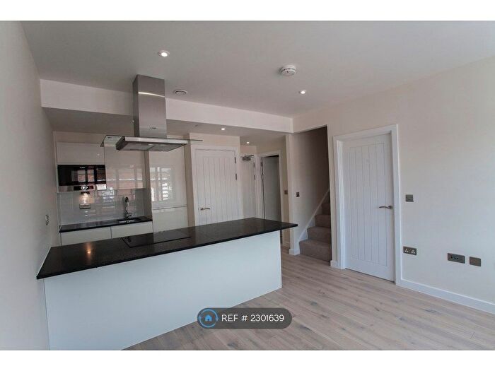 2 Bedroom Flat To Rent In Baring Road, Beaconsfield, HP9