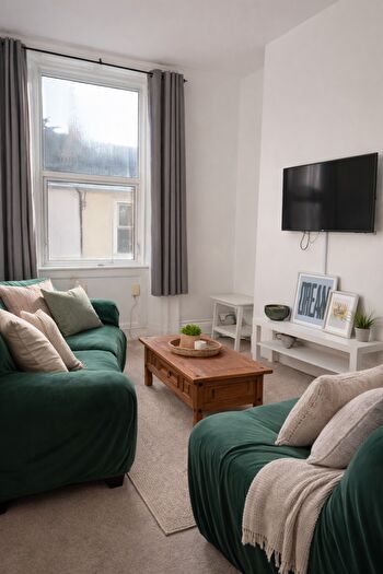 4 Bedroom Maisonette To Rent In Clifton Place, Plymouth, PL4