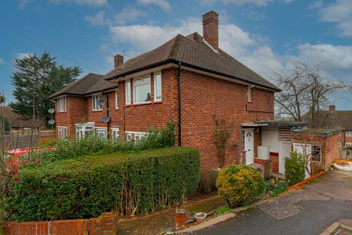 2 Bedroom Flat To Rent In Meadow Court, Rosebank, Epsom, KT18