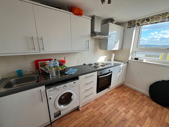 1 Bedroom Flat To Rent In Gainsborough House Ayley Croft, Enfield, EN1