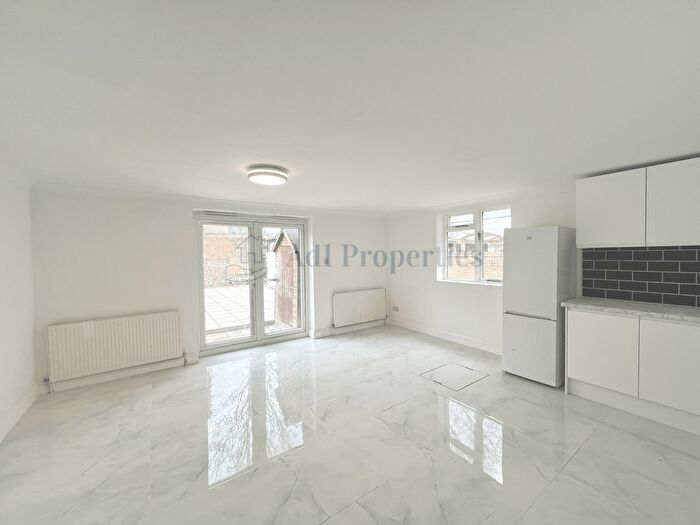 3 Bedroom Flat To Rent In Undine Street, SW17