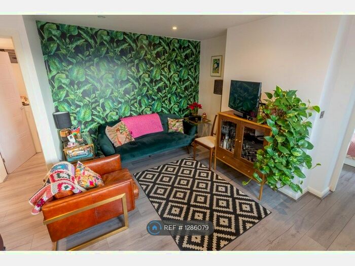 3 Bedroom Flat To Rent In The Woodlands, Crystal Palace SE19