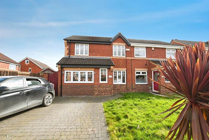 3 Bedroom Semi-Detached House For Sale In Alwoodley Close, Hull, HU8