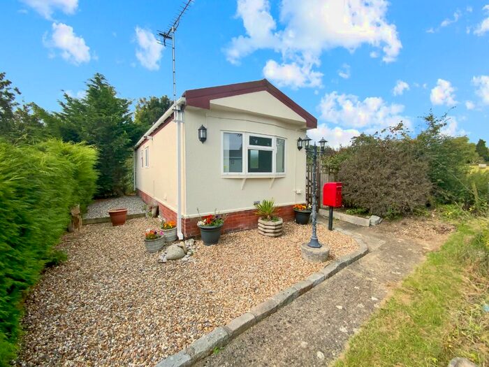 1 Bedroom Park Home For Sale In Kings Arms Farm Mobile Homes, Watling Street, Hockliffe, Leighton Buzzard, Bedfordshire, LU7