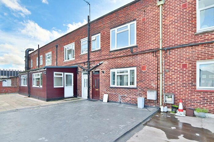 4 Bedroom Duplex To Rent In Tolworth Broadway, Surbiton, KT6