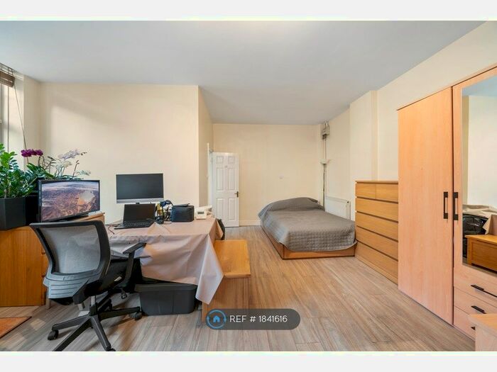 Studio To Rent In Mansell Street, London, E1