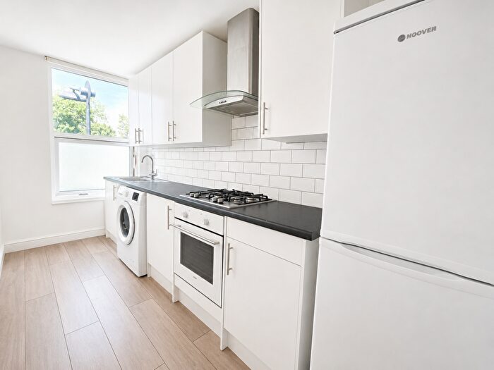 Flat To Rent In Turnpike Lane, Wood Green, London, N8