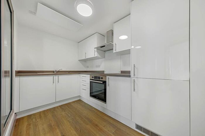 3 Bedroom Apartment To Rent In Dean House, L22