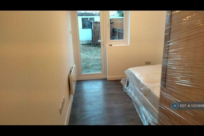 Studio To Rent In Twyford Road, Carshalton, SM5