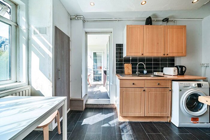 3 Bedroom Flat For Sale In Stockwell Road, Brixton, London, SW9