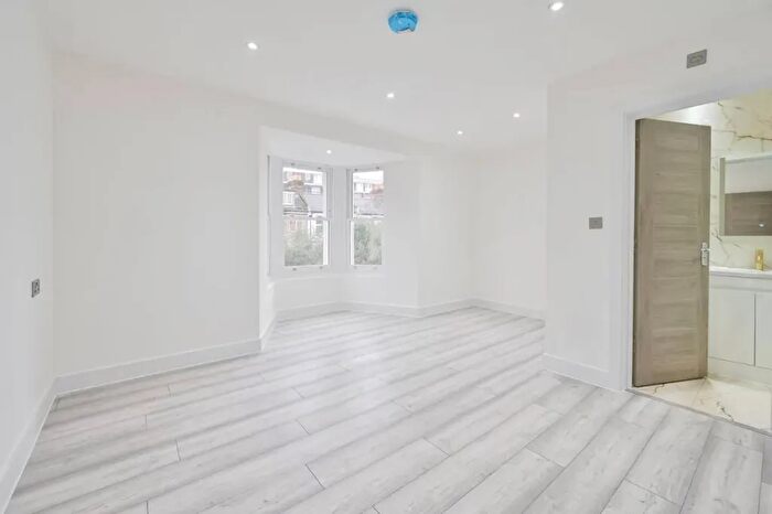 4 Bedroom Flat To Rent In Old Kent Road, London, SE1