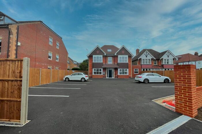 2 Bedroom Flat To Rent In Horley, Surrey, RH6