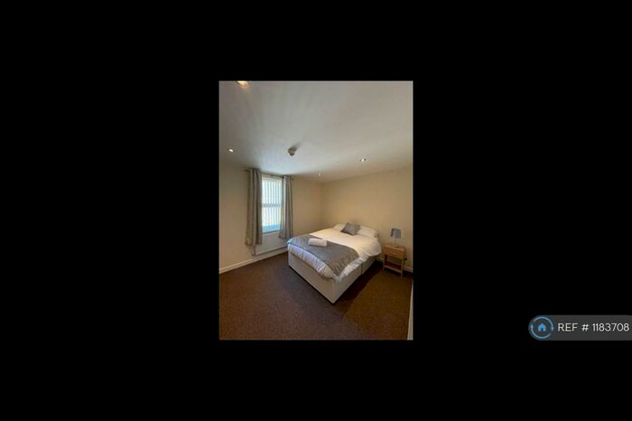 3 Bedroom Flat To Rent In Eaton Crescent, Swansea, SA1