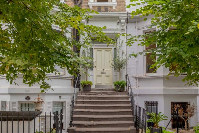 2 Bedroom Flat To Rent In Russell Road, London, W14