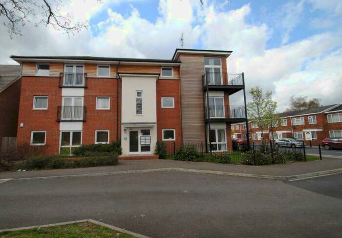 2 Bedroom Flat To Rent In Meadow Way, RG4