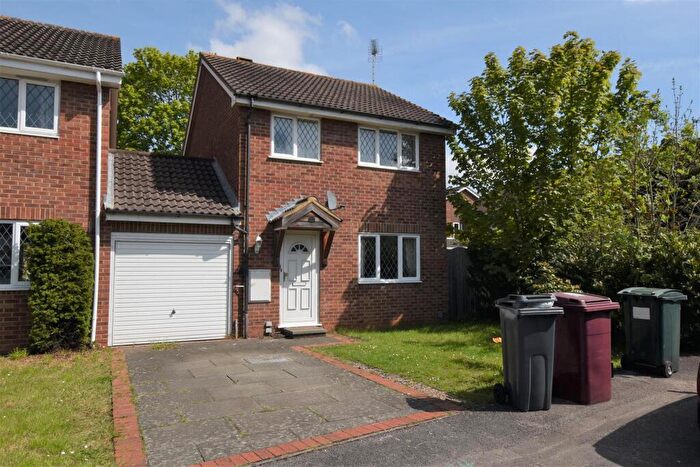 3 Bedroom Detached House To Rent In The Willows, RG4