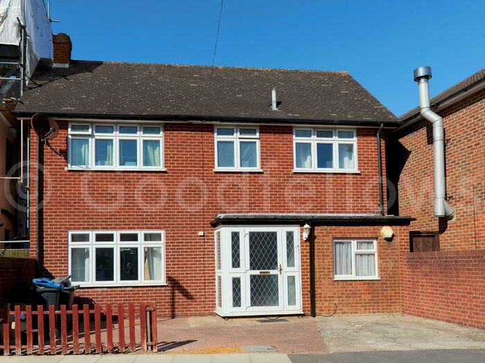 4 Bedroom Detached House To Rent In Beecholme Avenue, Mitcham, CR4