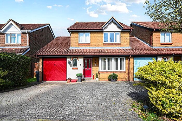 3 Bedroom Link Detached House For Sale In Bluebell Close, Kingsnorth, TN23