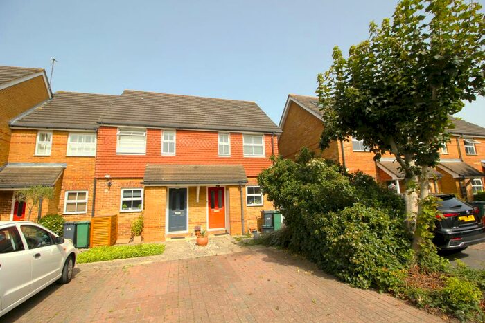 2 Bedroom House To Rent In Shire Place, Redhill, RH1