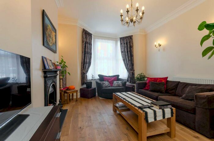 4 Bedroom House To Rent In Parkhurst Road, Friern Barnet, London, N11