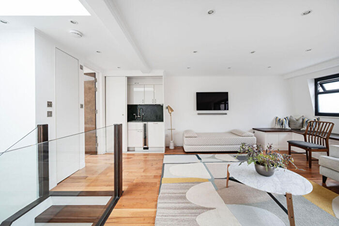 3 Bedroom Maisonette For Sale In Shore Road, Hackney, London, E9