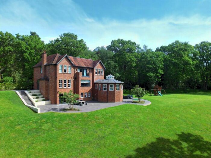 5 Bedroom Detached House For Sale In Basingstoke Road, Greenham, Berkshire, RG19