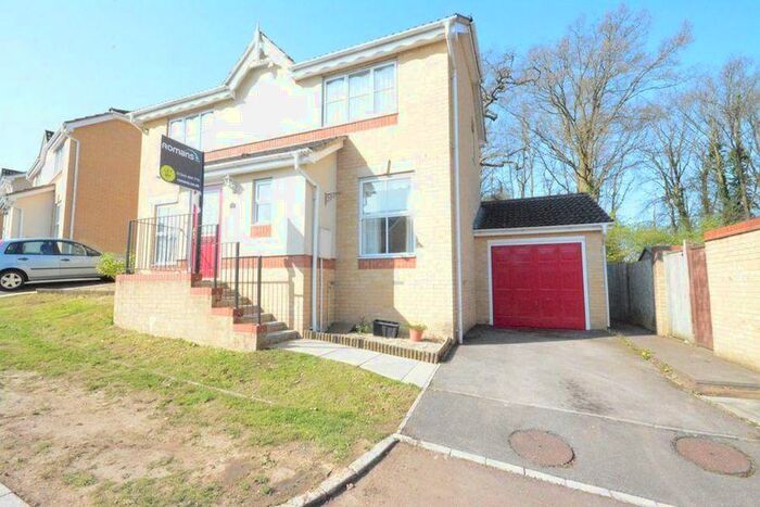 3 Bedroom Detached House To Rent In Neuman Crescent, RG12