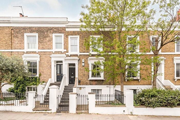 3 Bedroom Flat To Rent In North Street, Clapham, SW4