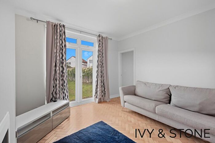 2 Bedroom Apartment To Rent In Glenwood Avenue, Rainham, Greater London, RM13