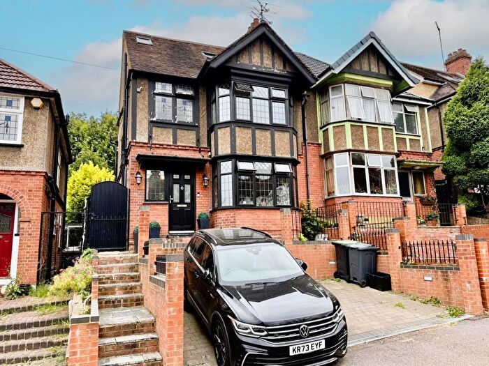5 Bedroom Semi-Detached House For Sale In Cutenhoe Road, Luton, LU1