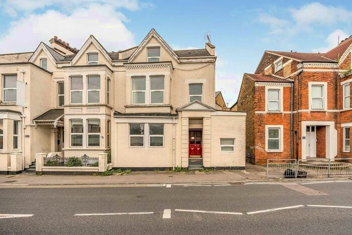 1 Bedroom Flat To Rent In Balmoral Road, Gillingham, Kent, ME7