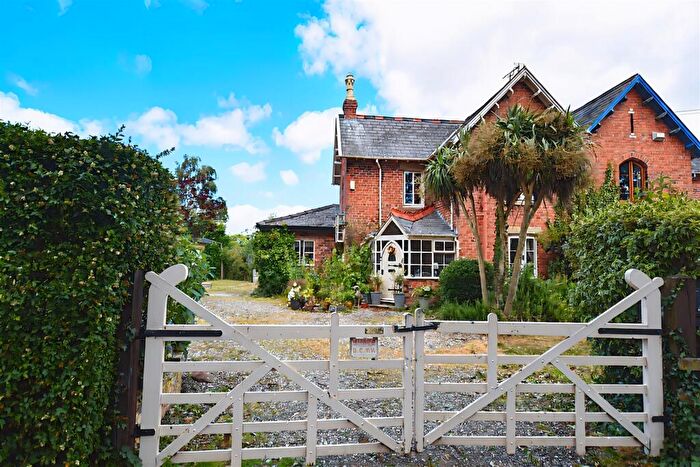3 Bedroom Cottage For Sale In Pen Y Lan, Ruabon, Wrexham, LL14