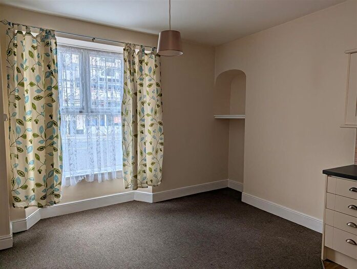 2 Bedroom Flat To Rent In Bush Street, Pembroke Dock (Plfm C), SA72