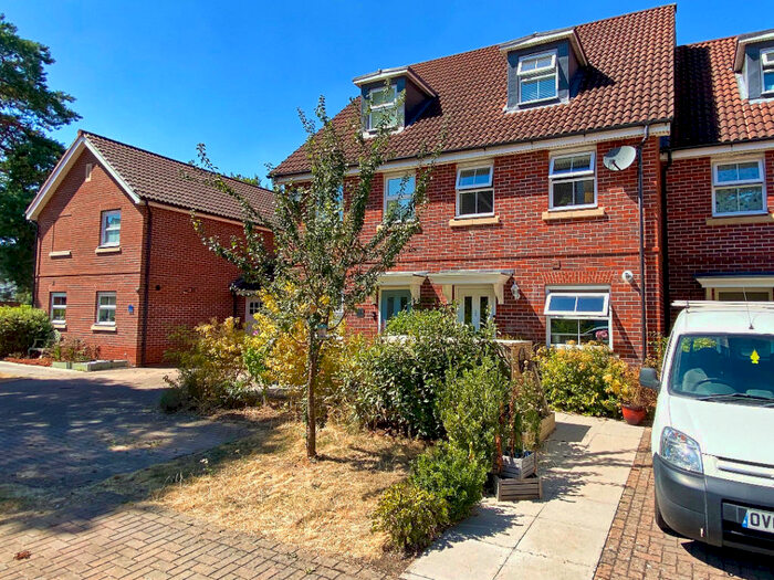 3 Bedroom Property To Rent In Haskins Gardens, Farnborough, GU14