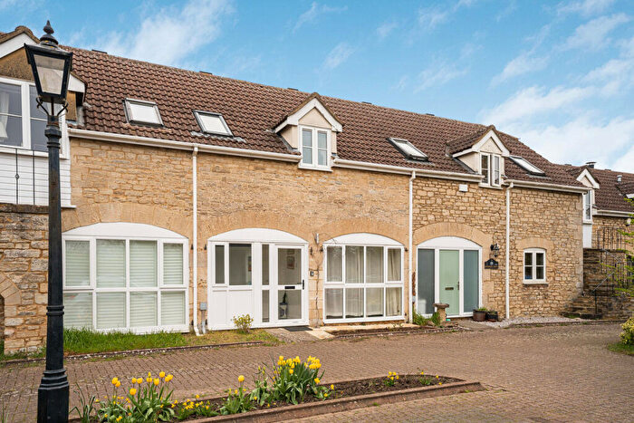2 Bedroom Barn Conversion For Sale In Wolsey Court, Woodstock, OX20