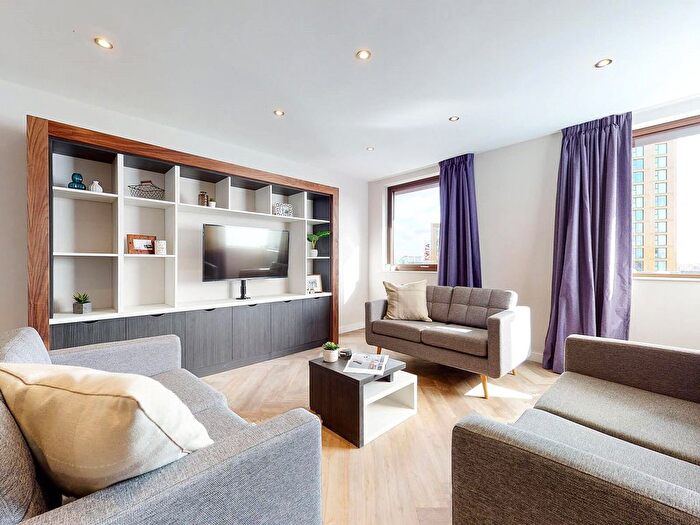 3 Bedroom Flat To Rent In Wade Lane, Leeds, LS2