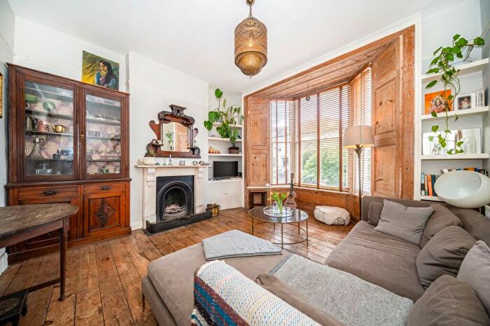 3 Bedroom Flat For Sale In Moulins Road, Homerton, E9 - Photo 2