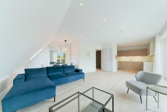 3 Bedroom Flat To Rent In Red Post Hill London, SE24