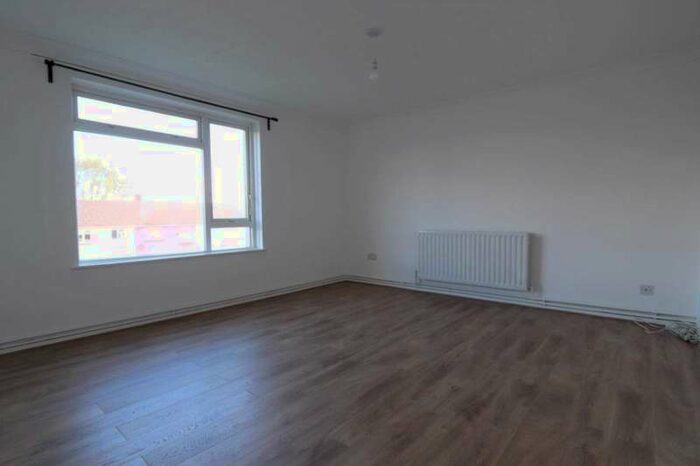 2 Bedroom Flat To Rent In Henson Park, Chard, TA20
