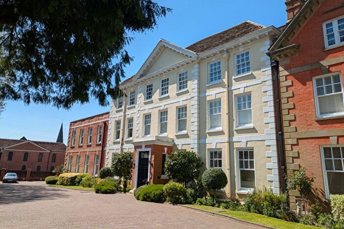 3 Bedroom Flat For Sale In Causeway, Horsham, RH12