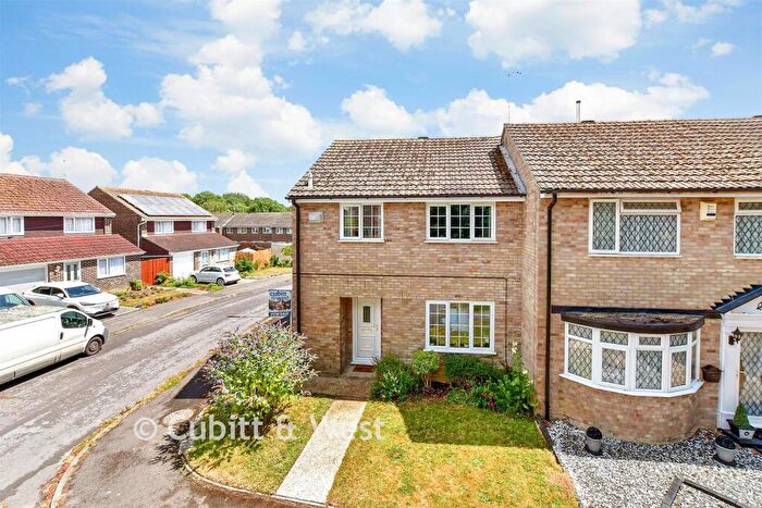 4 Bedroom End Of Terrace House For Sale In Farnhurst Road, Barnham, West Sussex, PO22
