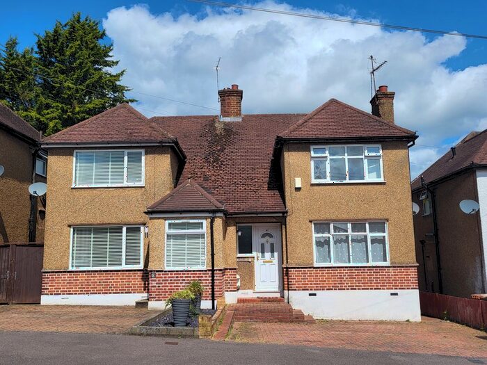 3 Bedroom Semi-Detached House To Rent In Beechcroft Avenue, Croxley Green, WD3