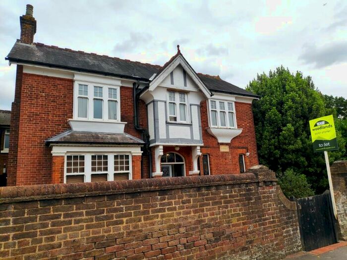 Flat To Rent In Brighton Road, Redhill, RH1