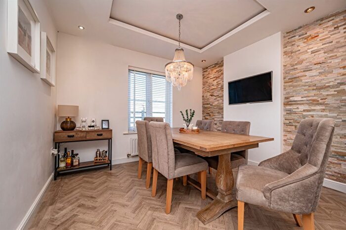 4 Bedroom Detached House For Sale In Oakwood Close, Desborough, Kettering, NN14